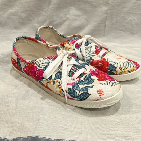 Size 10 women’s Low-Top Sneakers with Floral canvas Print - cushy insoles - Picture 1 of 12